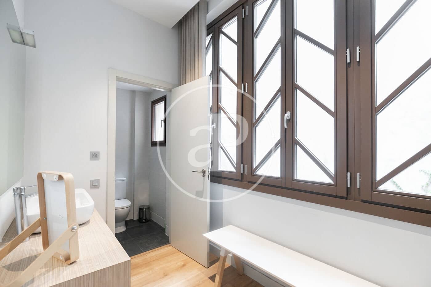 3 slaapkamer Appartement te huur in Barcelona stad - € 3.200 (Ref: 9911041)
