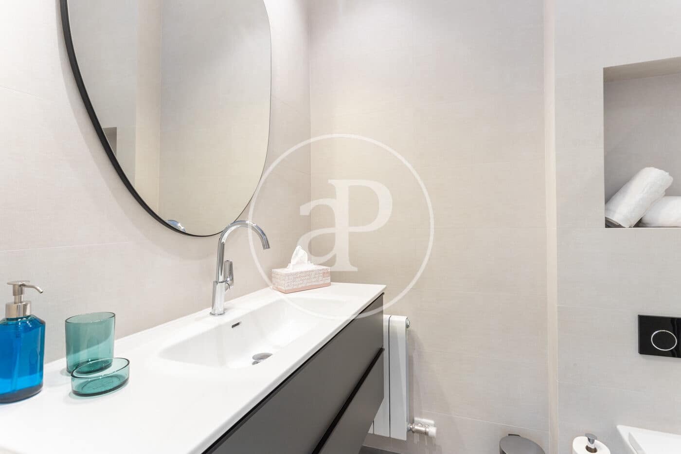 2 slaapkamer Appartement te huur in Barcelona stad - € 2.650 (Ref: 9911043)