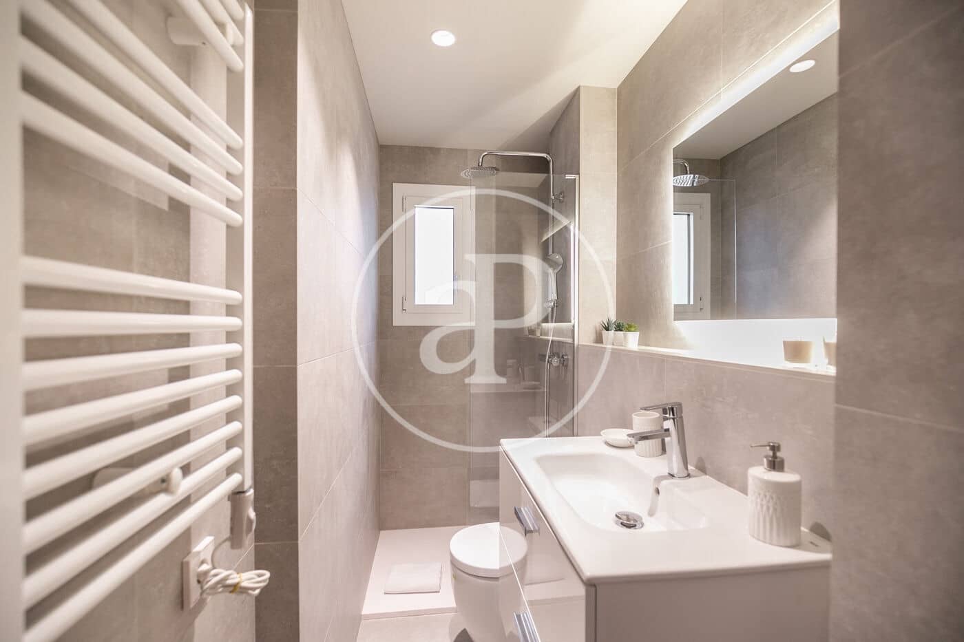3 slaapkamer Appartement te huur in Barcelona stad - € 3.000 (Ref: 9911044)
