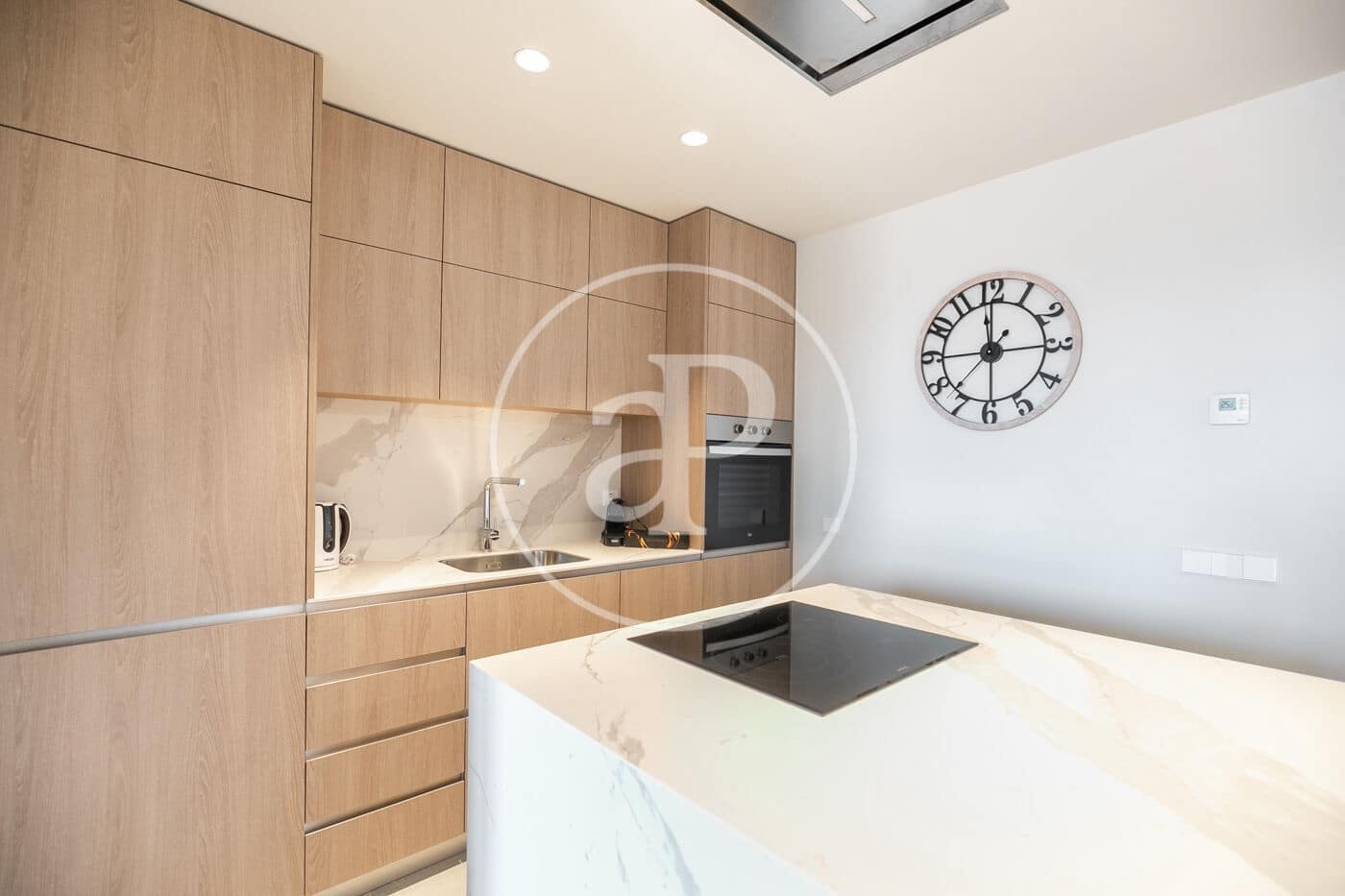 3 slaapkamer Appartement te huur in Barcelona stad - € 3.000 (Ref: 9911044)