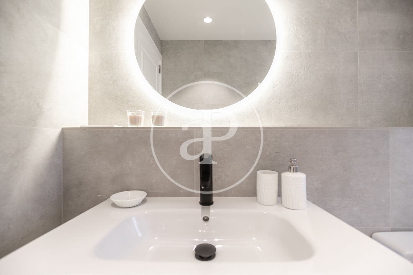 3 slaapkamer Appartement te huur in Barcelona stad - € 3.000 (Ref: 9911044)