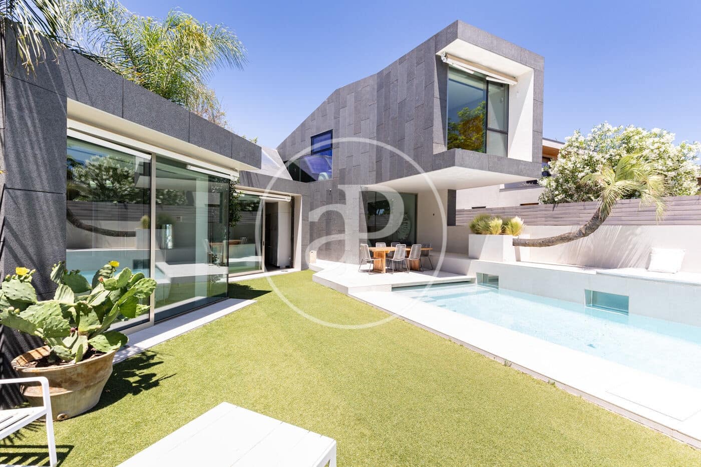 4 bedroom Villa for sale in Sant Cugat del Valles with pool - € 2,575,000 (Ref: 9913160)