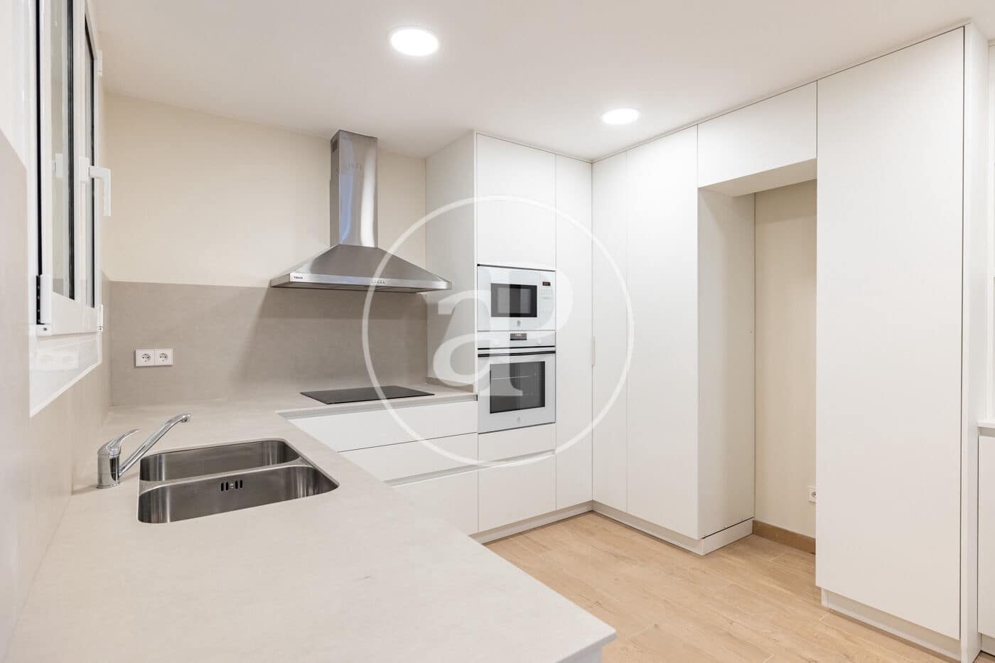 Apartamento de 5 habitaciones en Barcelona ciudad en alquiler - 2.850 € (Ref: 9939958)