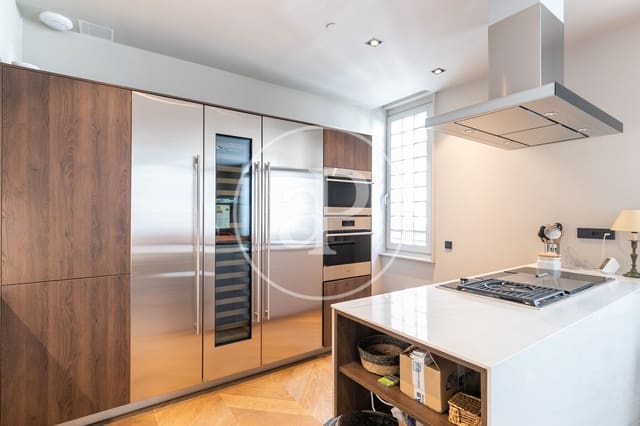 3 soveværelse Lejlighed til leje i El Barri Gòtic, Barcelona by - € 2.600 (Ref: 9939959)