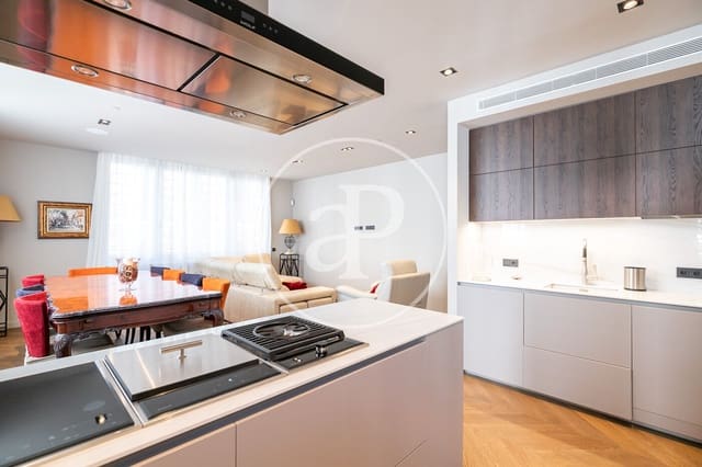 3 soveværelse Lejlighed til leje i El Barri Gòtic, Barcelona by - € 2.600 (Ref: 9939959)