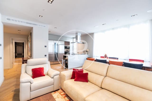 3 soveværelse Lejlighed til leje i El Barri Gòtic, Barcelona by - € 2.600 (Ref: 9939959)