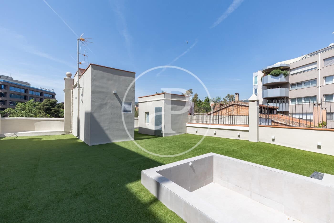 Penthouse til salgs i Barcelona by med svømmebasseng - € 2 290 000 (Ref: 9939960)