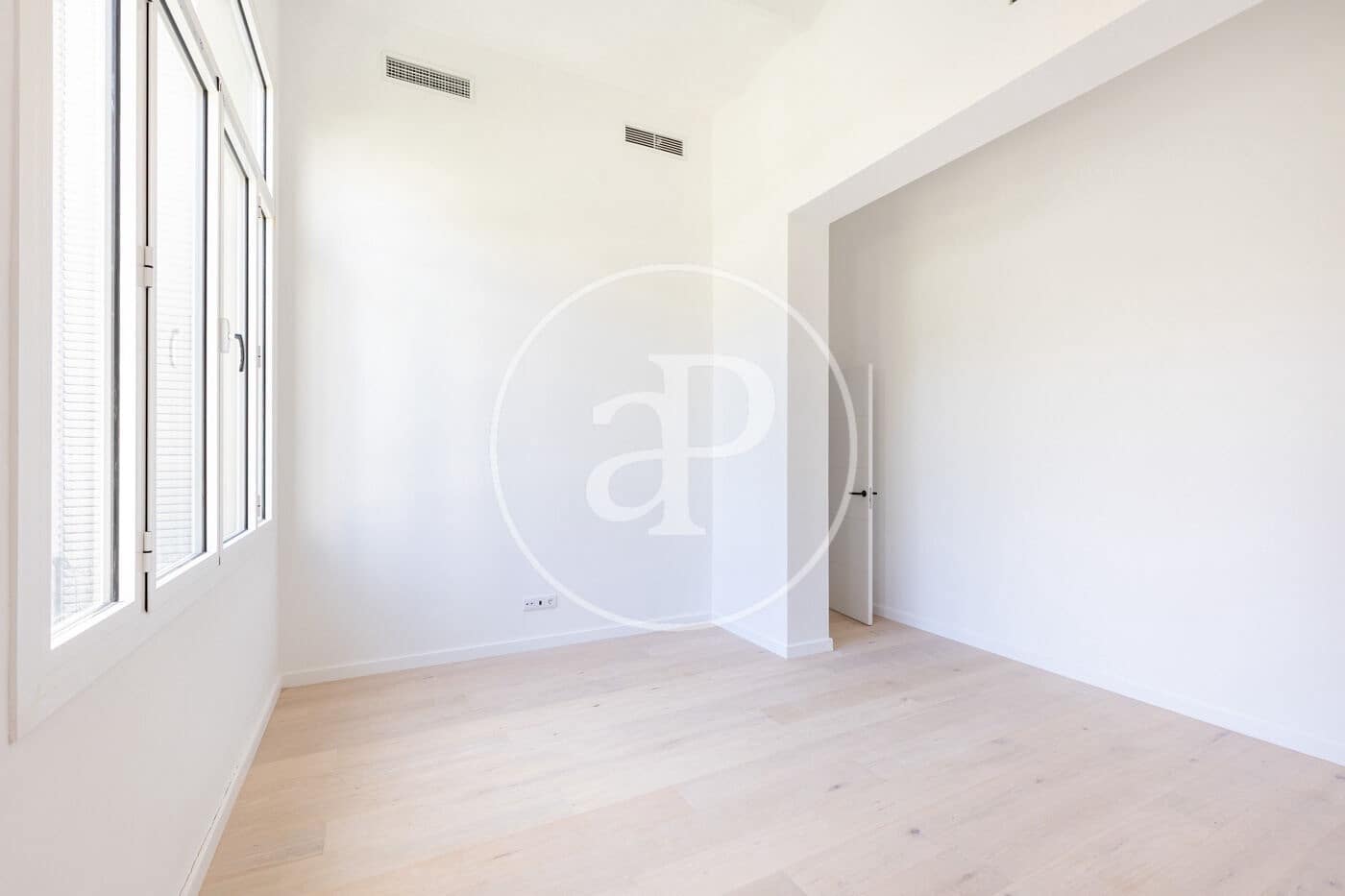 Penthouse til salgs i Barcelona by med svømmebasseng - € 2 290 000 (Ref: 9939960)