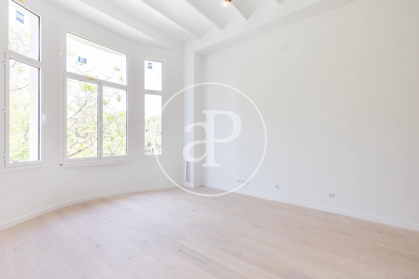 Penthouse til salgs i Barcelona by med svømmebasseng - € 2 290 000 (Ref: 9939960)