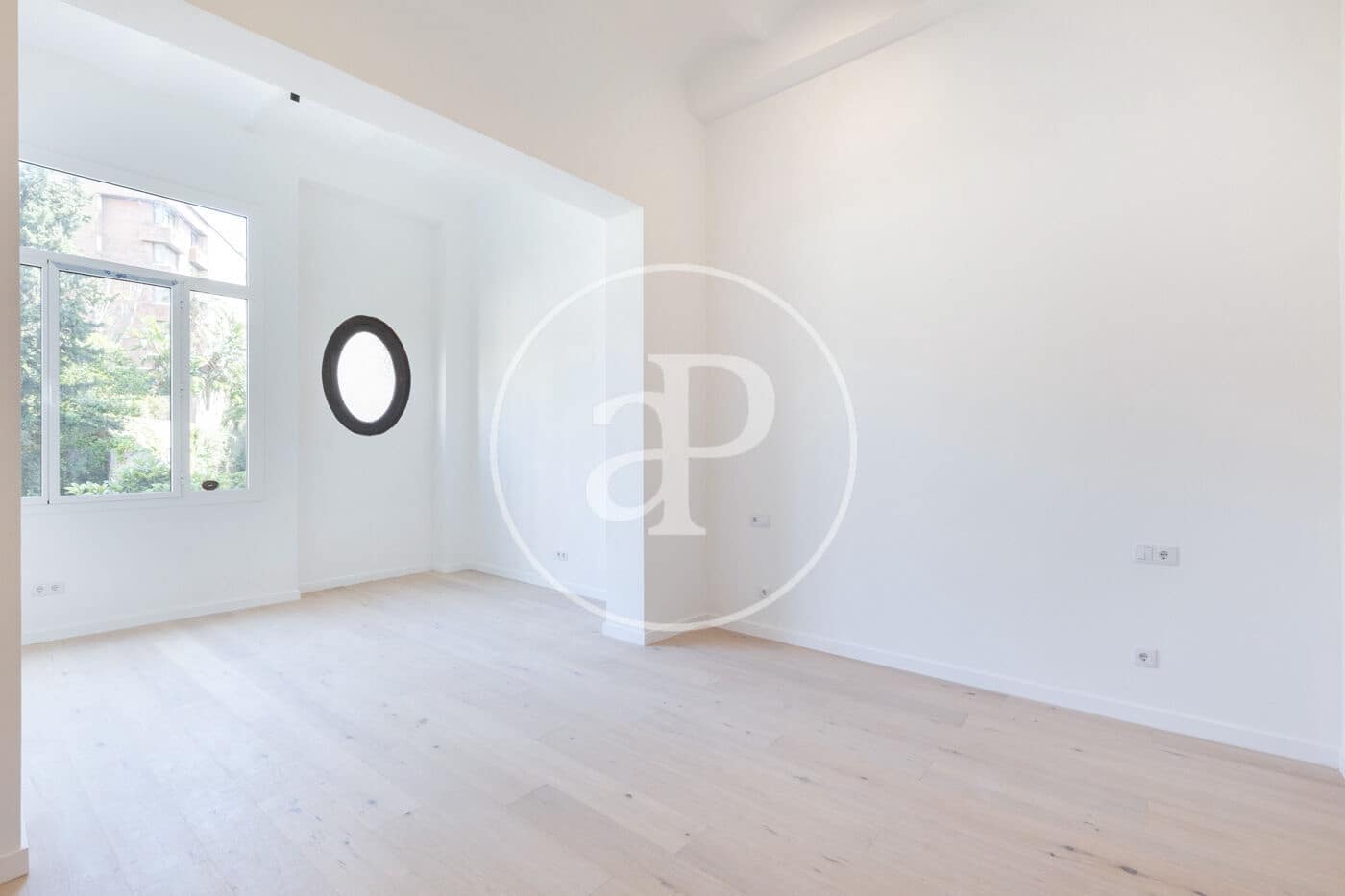 Penthouse til salgs i Barcelona by med svømmebasseng - € 2 290 000 (Ref: 9939960)