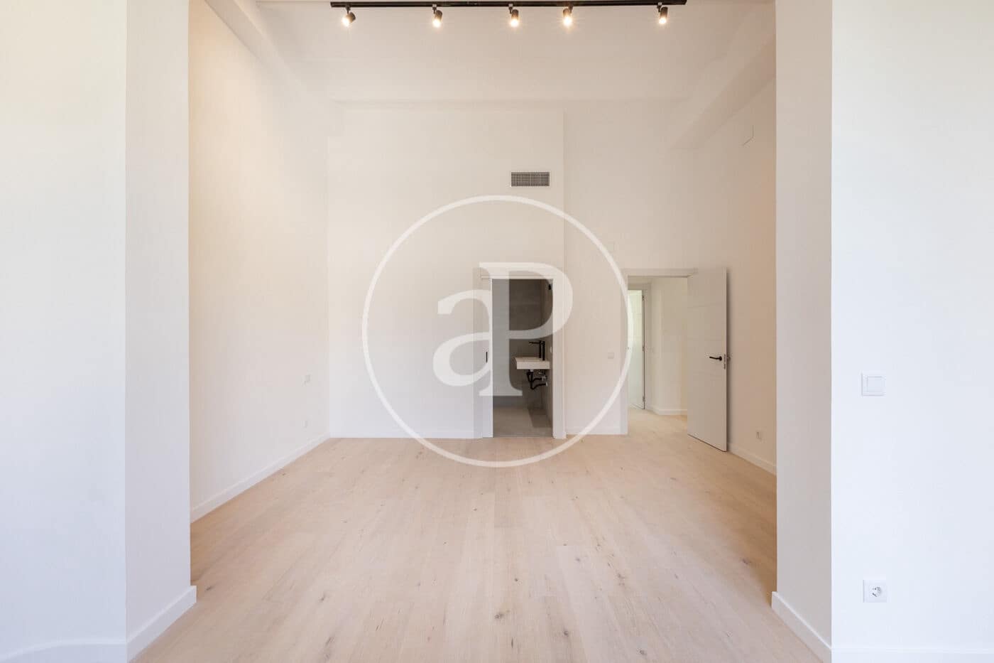 Penthouse til salgs i Barcelona by med svømmebasseng - € 2 290 000 (Ref: 9939960)