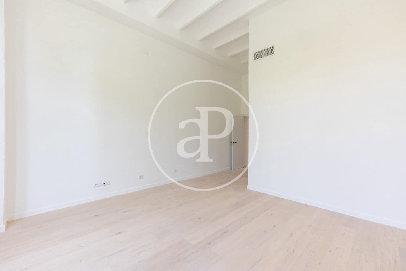 Penthouse til salgs i Barcelona by med svømmebasseng - € 2 290 000 (Ref: 9939960)