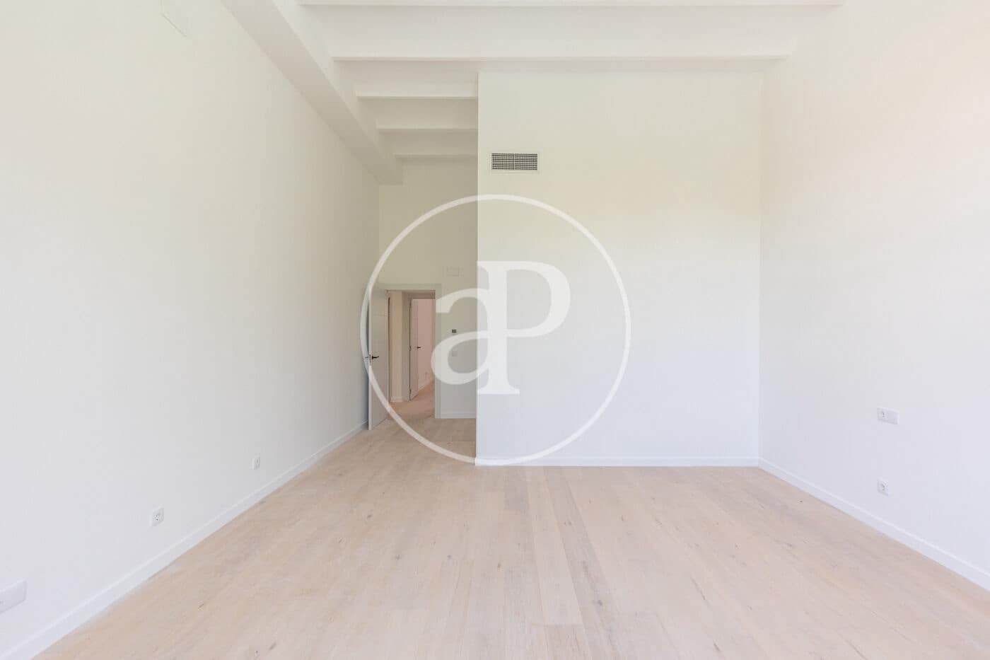 Penthouse til salgs i Barcelona by med svømmebasseng - € 2 290 000 (Ref: 9939960)