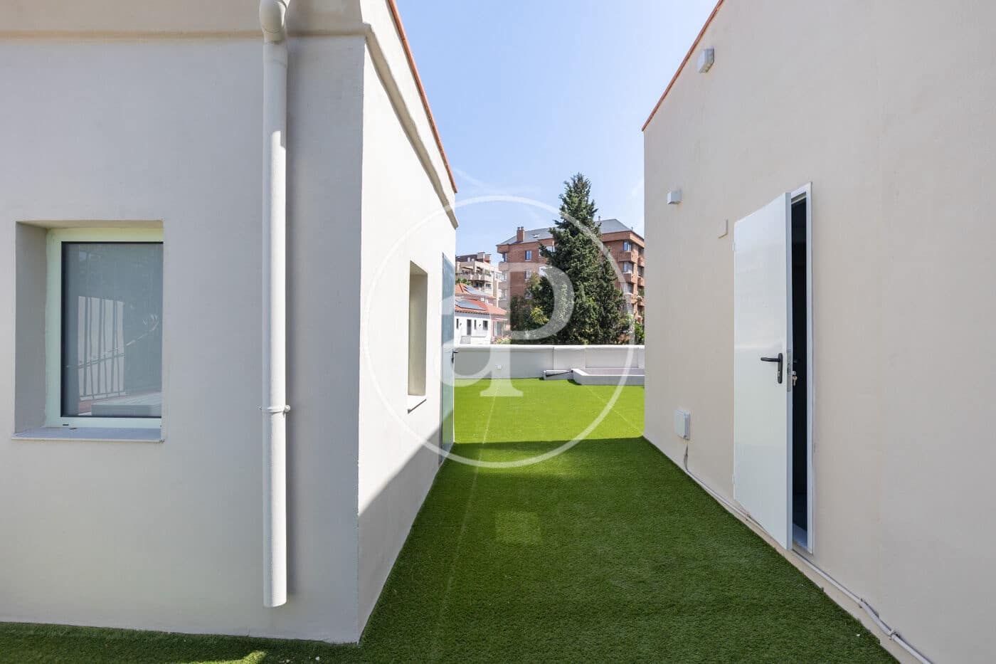Penthouse til salgs i Barcelona by med svømmebasseng - € 2 290 000 (Ref: 9939960)