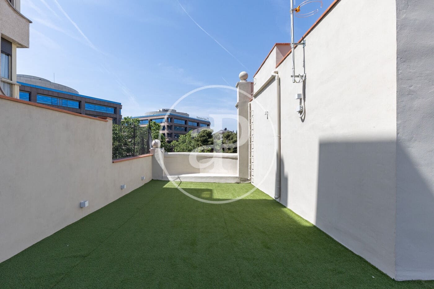 Penthouse til salgs i Barcelona by med svømmebasseng - € 2 290 000 (Ref: 9939960)