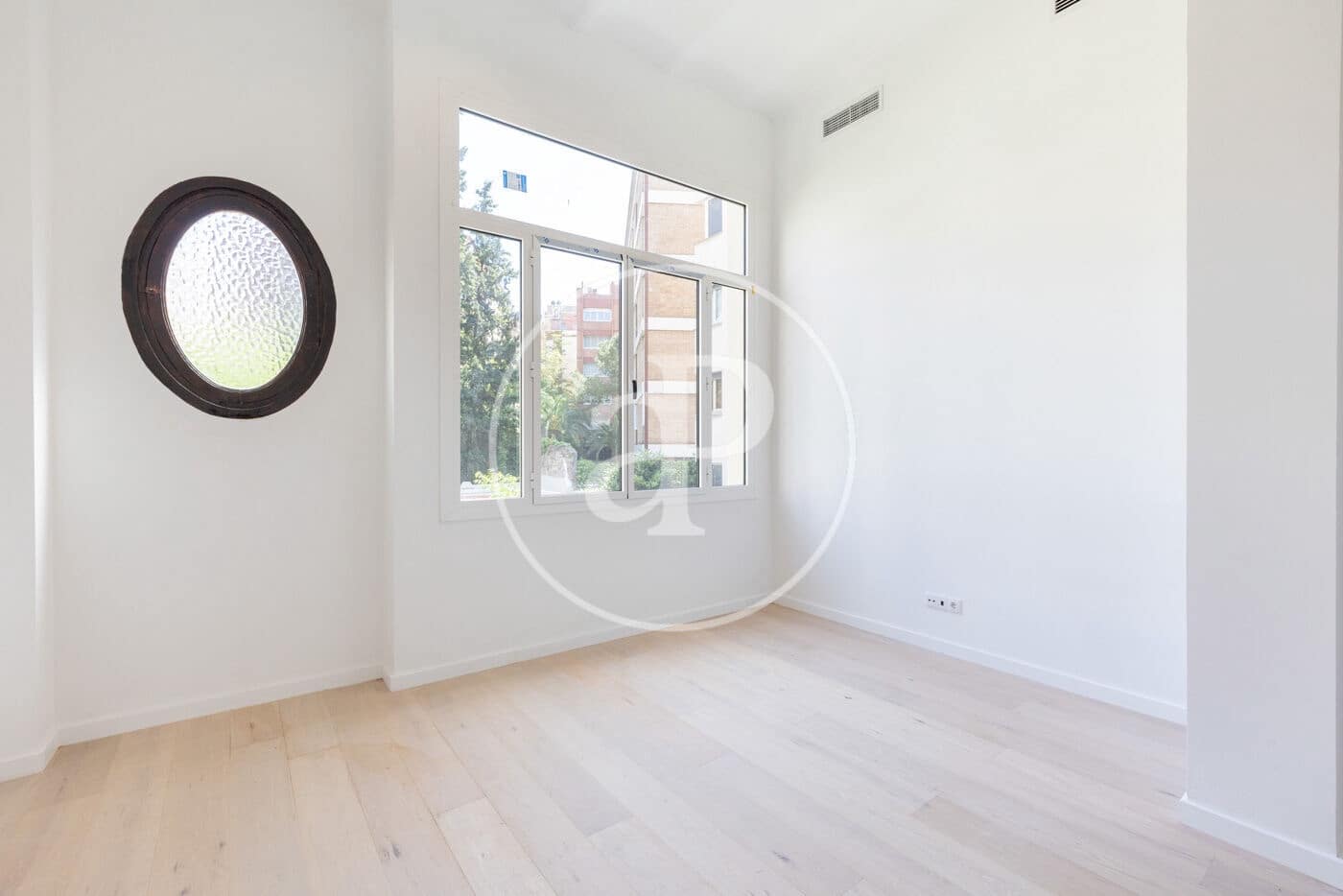 Penthouse til salgs i Barcelona by med svømmebasseng - € 2 290 000 (Ref: 9939960)
