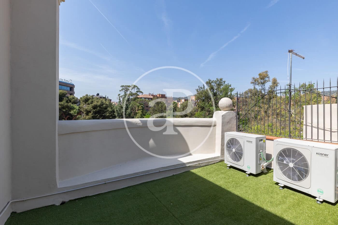 Penthouse til salgs i Barcelona by med svømmebasseng - € 2 290 000 (Ref: 9939960)