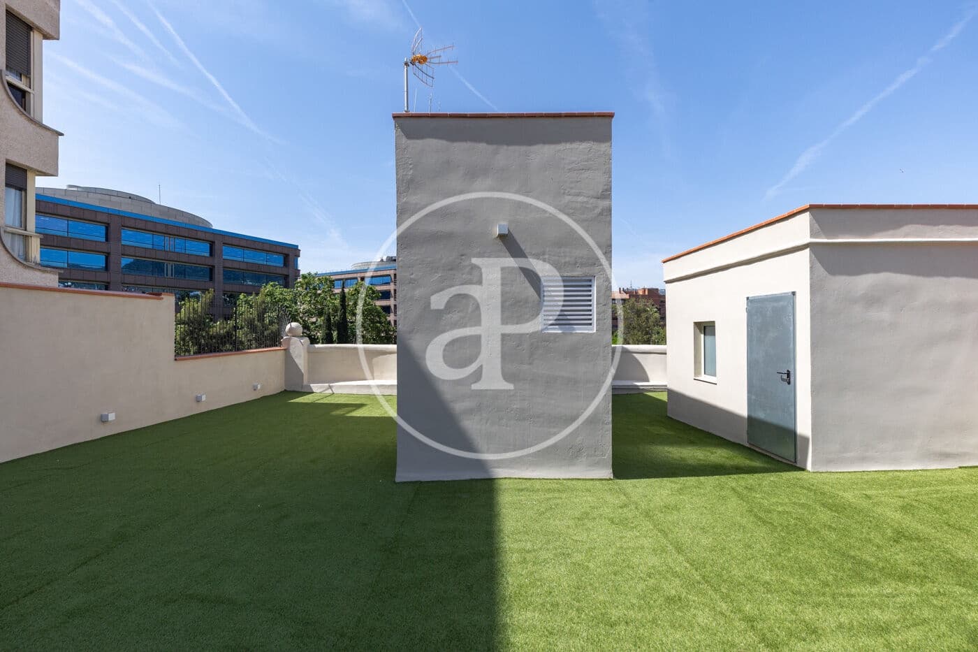 Penthouse til salgs i Barcelona by med svømmebasseng - € 2 290 000 (Ref: 9939960)