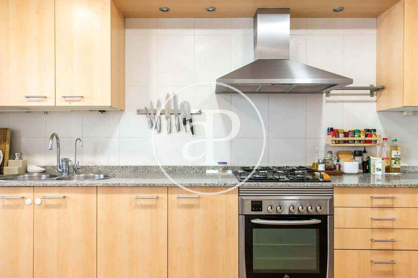 3 soverom Villa til leie i Barcelona by med garasje - € 3 069 (Ref: 9942512)