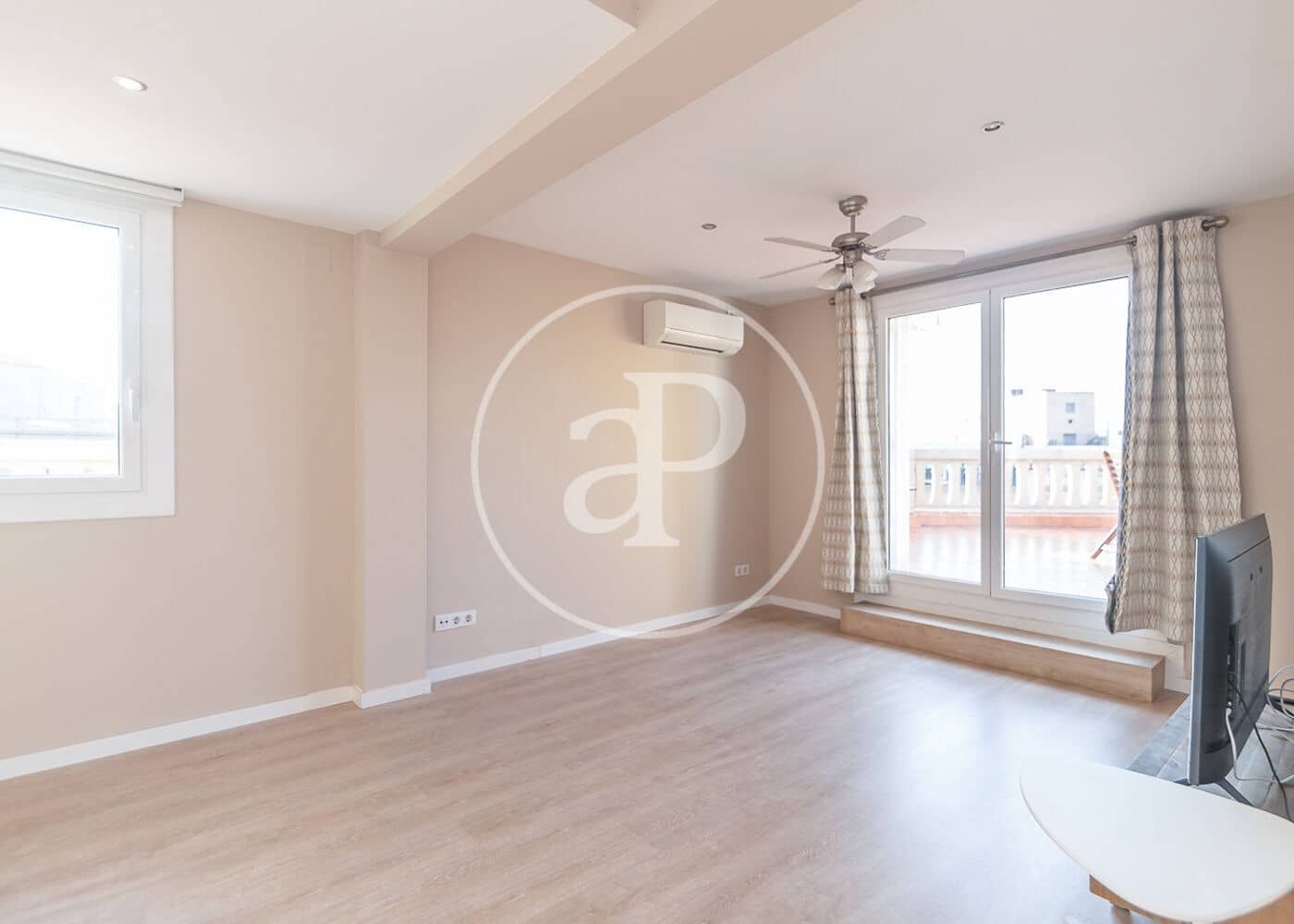 2 soveværelse Penthouse til leje i Barcelona by - € 2.295 (Ref: 9947907)