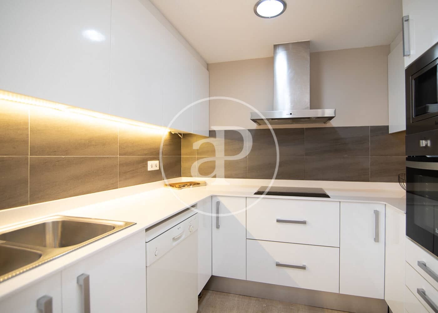 2 soveværelse Penthouse til leje i Barcelona by - € 2.295 (Ref: 9947907)