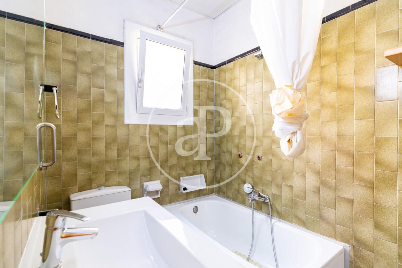 4 slaapkamer Appartement te huur in Barcelona stad - € 1.517 (Ref: 9952615)