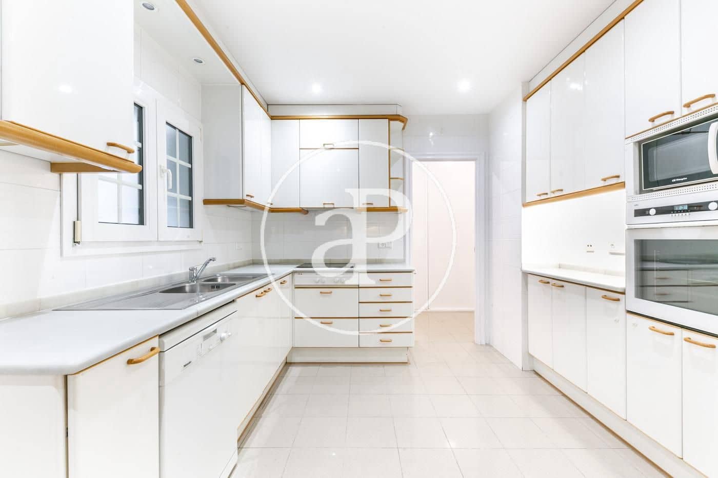 4 bedroom Apartment for rent in Barcelona city with garage - € 2,969 (Ref: 9954231)