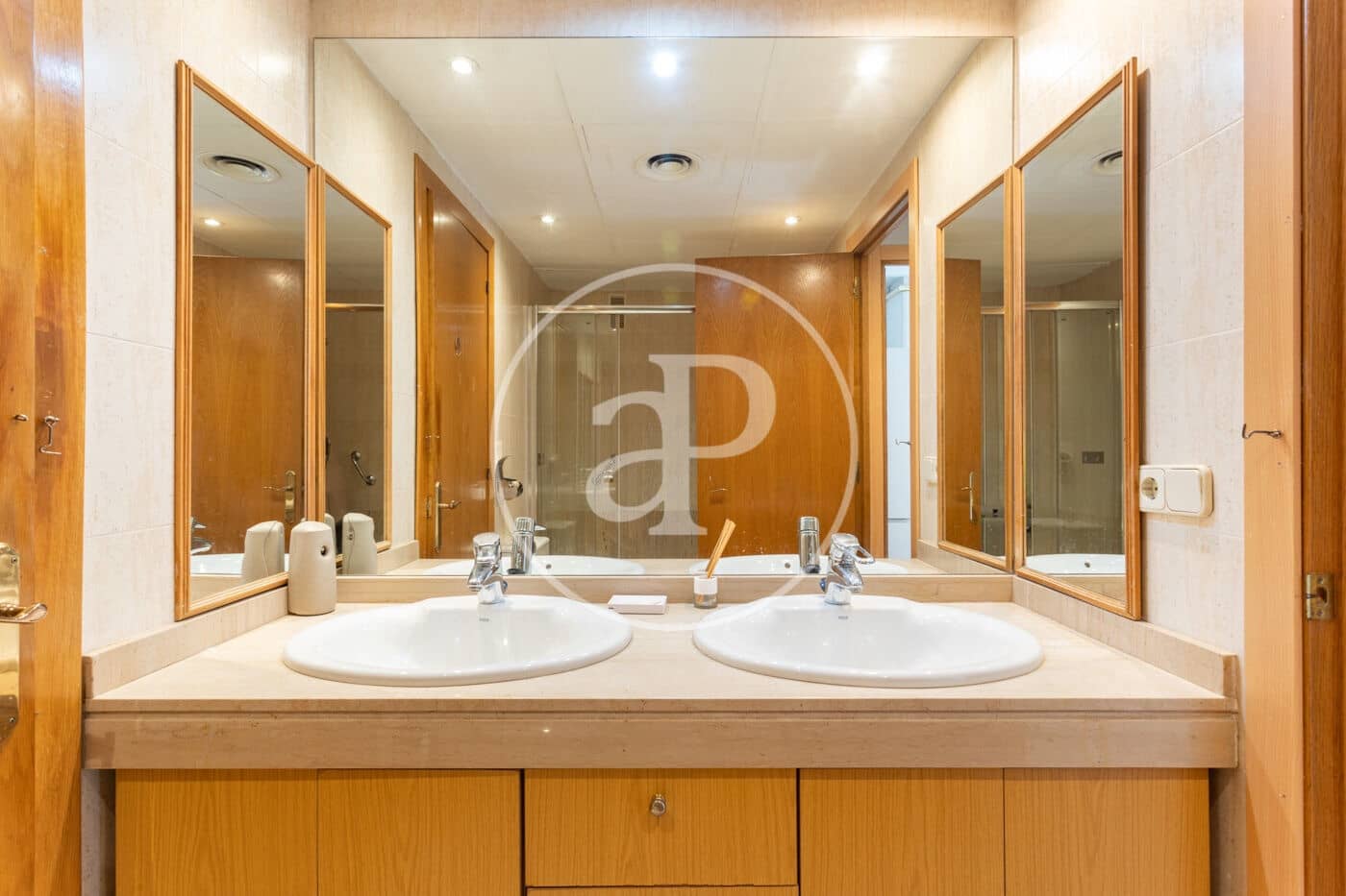 2 slaapkamer Appartement te huur in Barcelona stad - € 1.600 (Ref: 9957967)