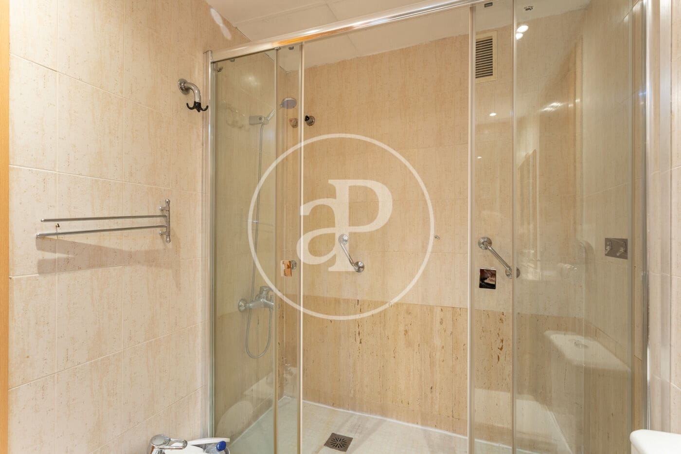 2 slaapkamer Appartement te huur in Barcelona stad - € 1.600 (Ref: 9957967)