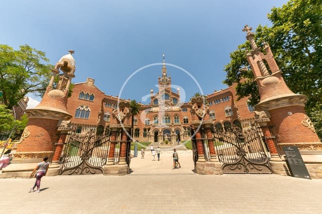 Leilighet til salgs i La Sagrada Família, Barcelona by med svømmebasseng - € 650 000 (Ref: 9966640)