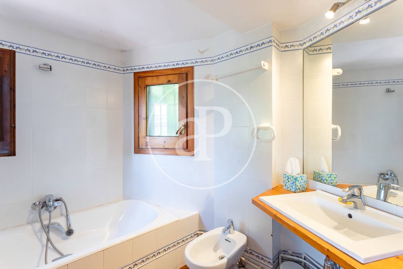 3 soverom Villa til leie i Barcelona by med garasje - € 3 013 (Ref: 9970593)