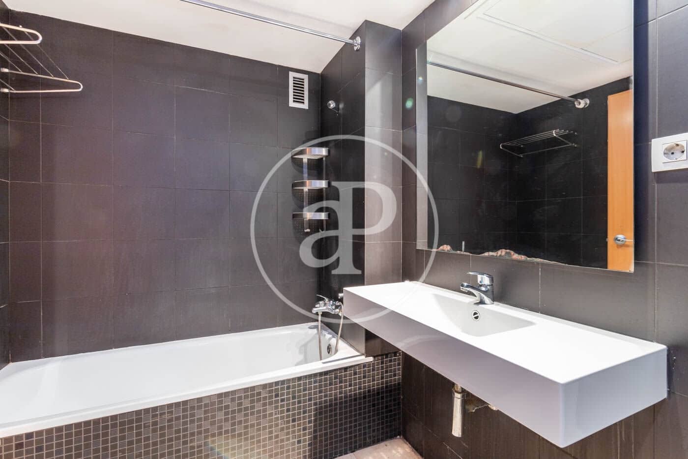 2 soveværelse Lejlighed til salg i Barcelona by - € 395.000 (Ref: 9973317)