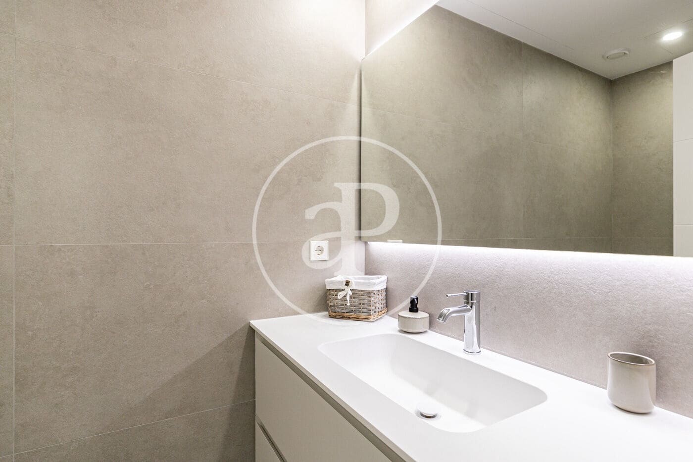 2 soveværelse Lejlighed til leje i Barcelona by - € 1.950 (Ref: 9975411)