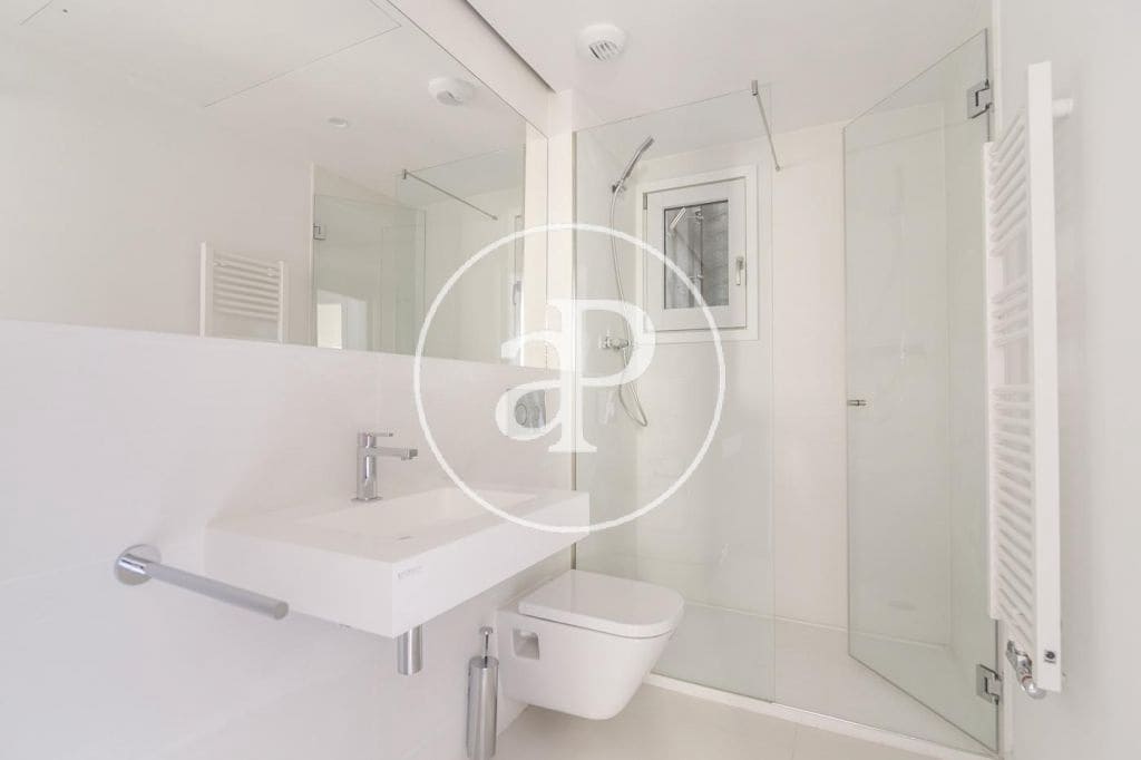 2 soverom Leilighet til leie i Barcelona by - € 2 850 (Ref: 9975416)