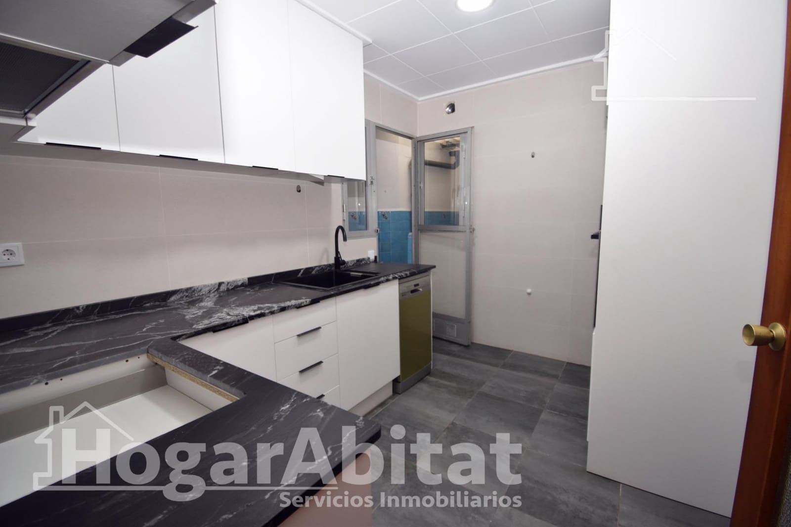 4 bedroom Flat for sale in Carlet with garage - € 160,000 (Ref: 10030647)