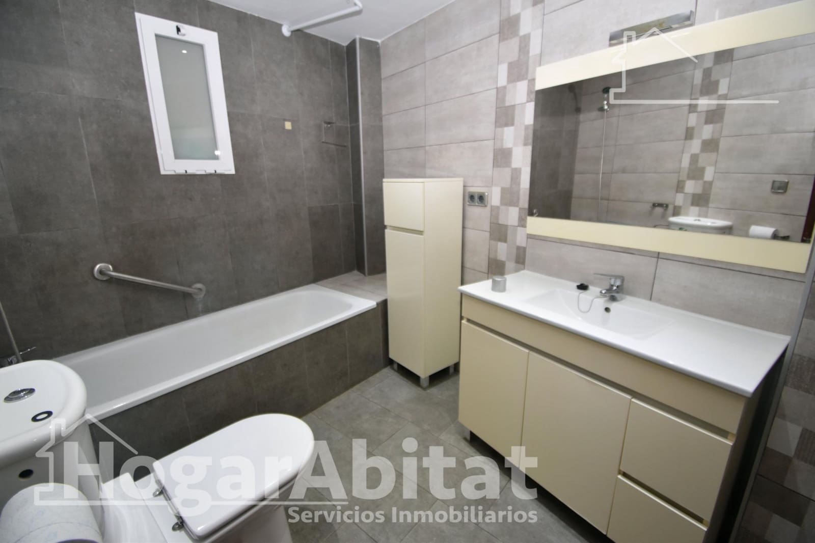 4 bedroom Flat for sale in Carlet with garage - € 160,000 (Ref: 10030647)