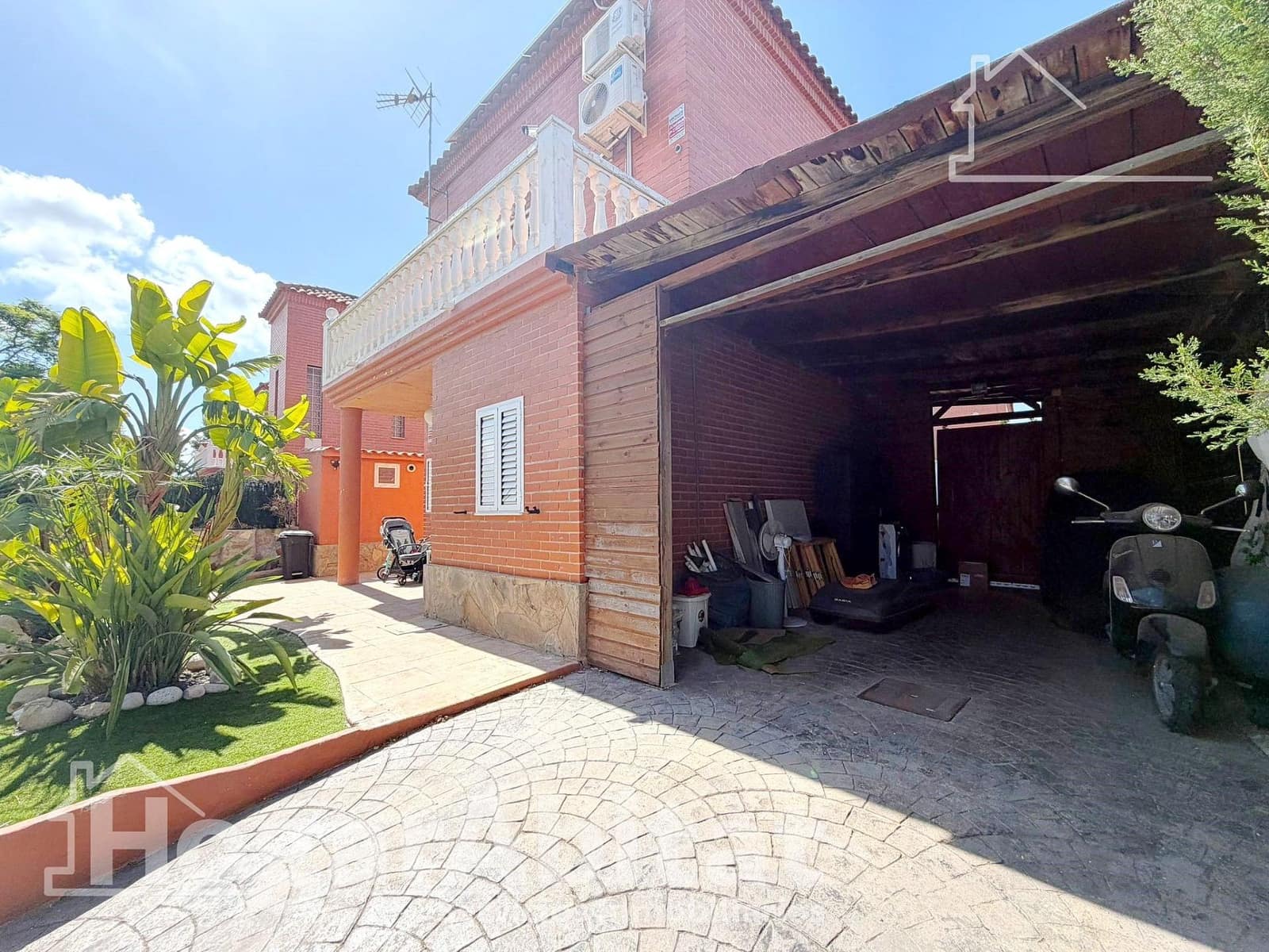 3 bedroom Villa for sale in Moncada with pool garage - € 539,000 (Ref: 10041209)