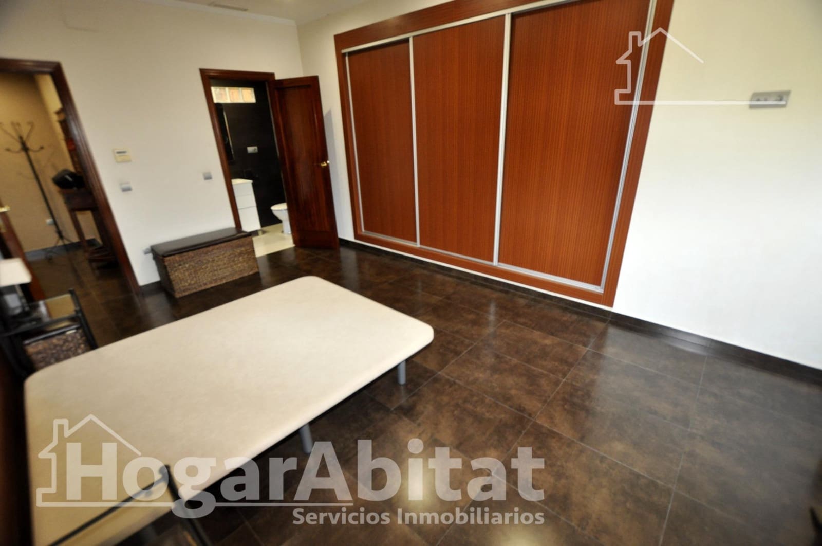 4 bedroom Townhouse for sale in Catarroja with garage - € 405,000 (Ref: 10059232)