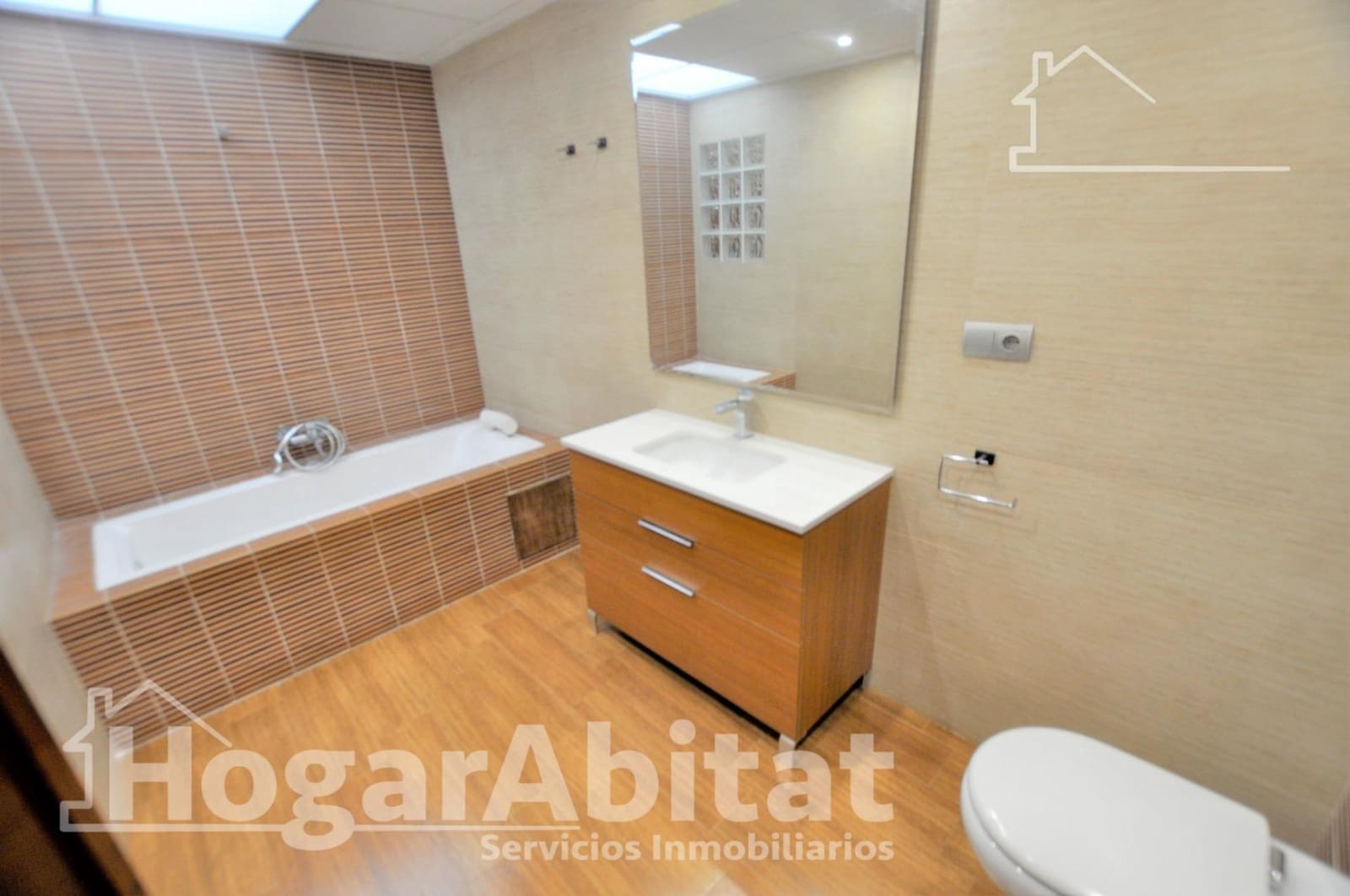 4 bedroom Townhouse for sale in Catarroja with garage - € 405,000 (Ref: 10059232)
