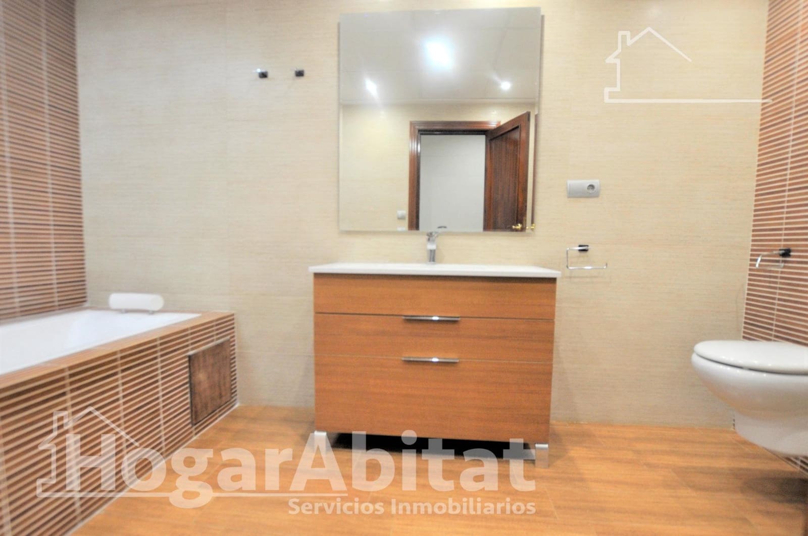 4 bedroom Townhouse for sale in Catarroja with garage - € 405,000 (Ref: 10059232)