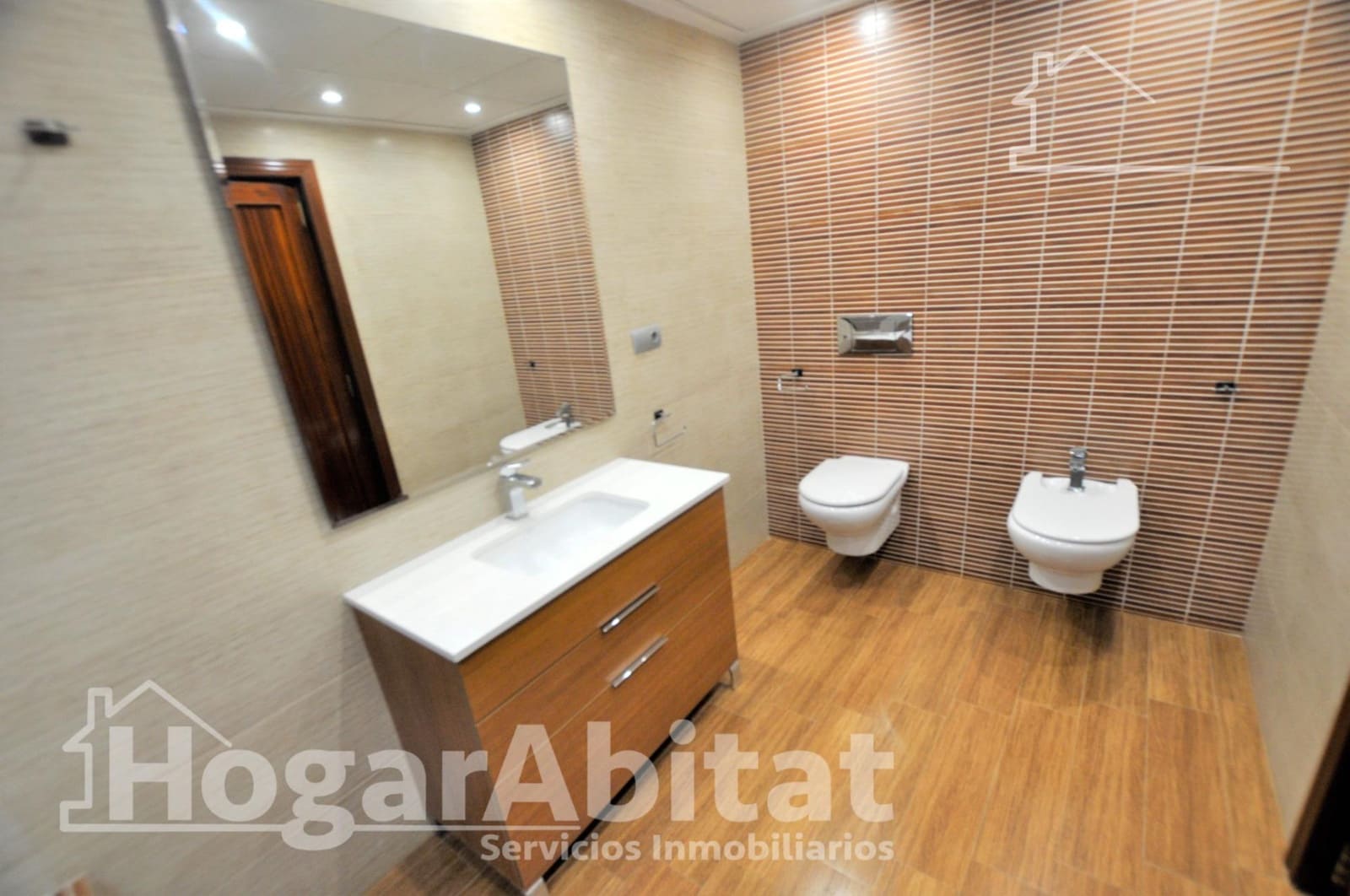 4 bedroom Townhouse for sale in Catarroja with garage - € 405,000 (Ref: 10059232)