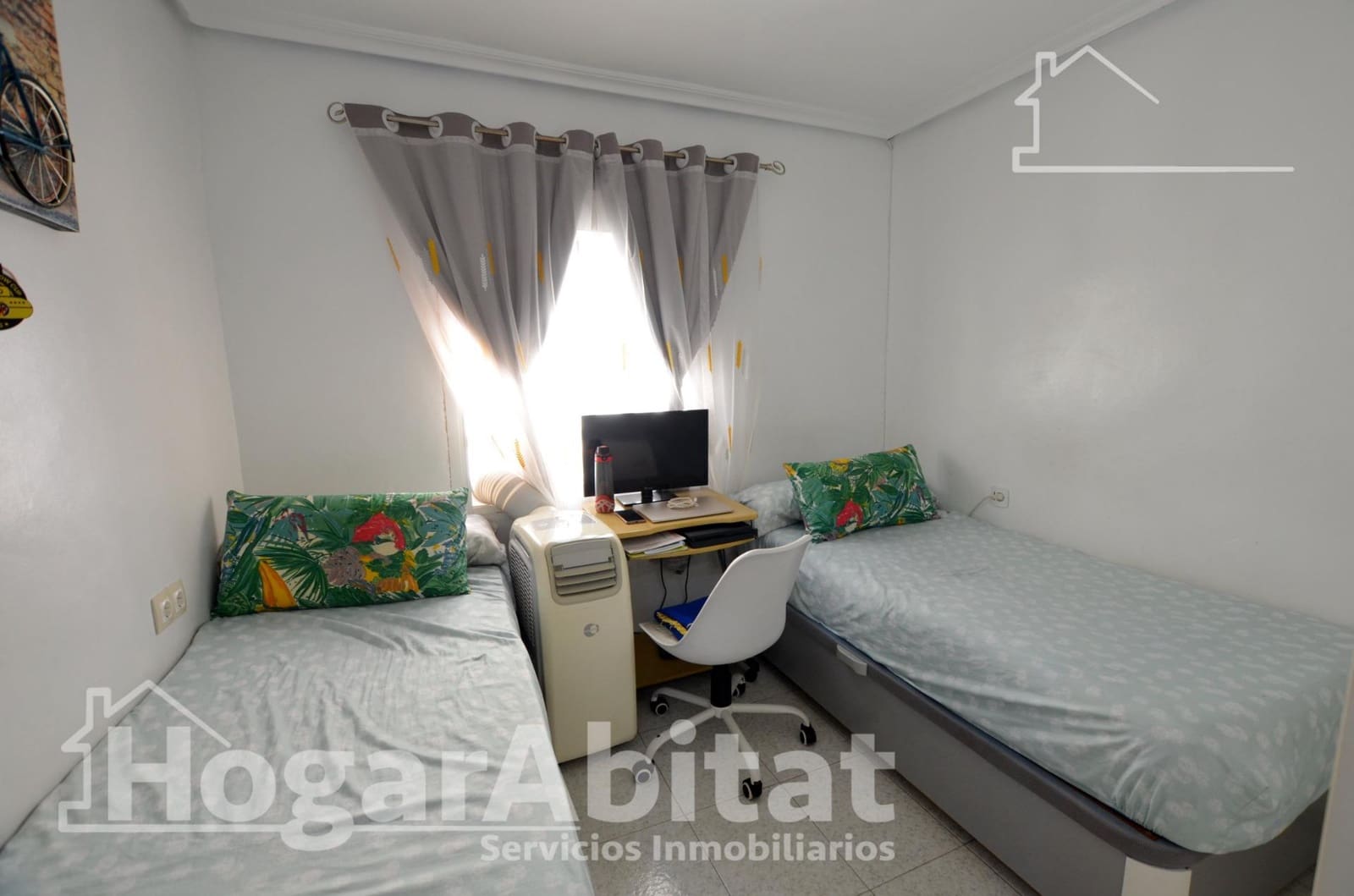 4 bedroom Flat for sale in Alicante / Alacant city - € 160,000 (Ref: 10086277)