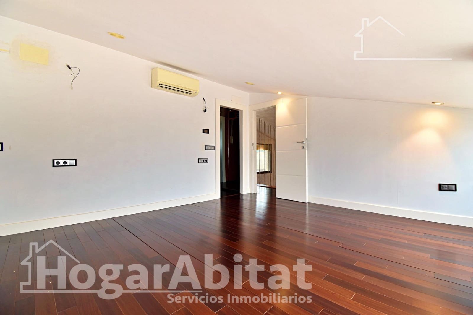 4 slaapkamer Penthouse te koop in La Pobla del Duc met zwembad garage - € 250.000 (Ref: 10102720)