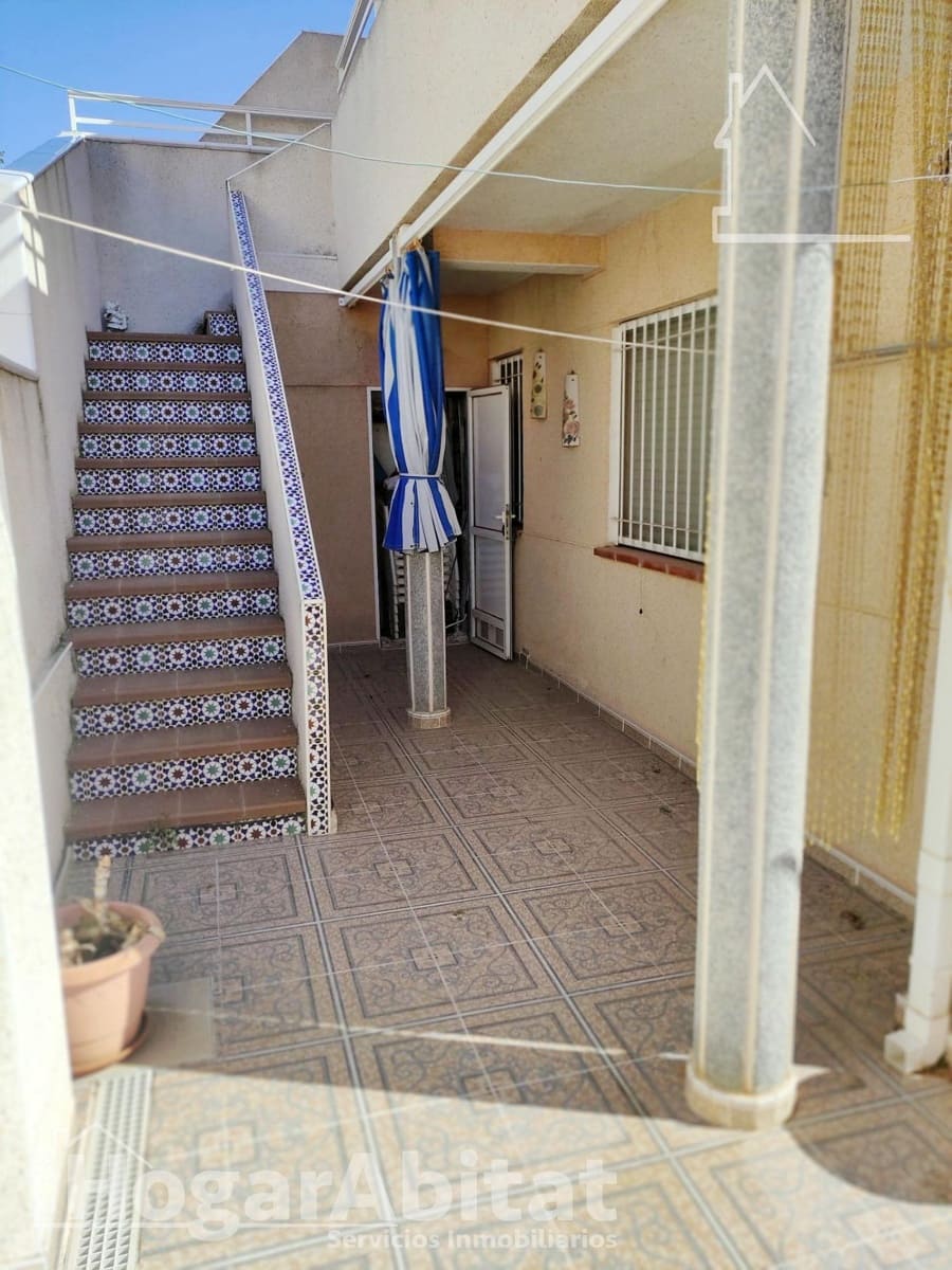 4 slaapkamer Rijtjeshuis te koop in Torrevieja met zwembad - € 149.000 (Ref: 9385666)