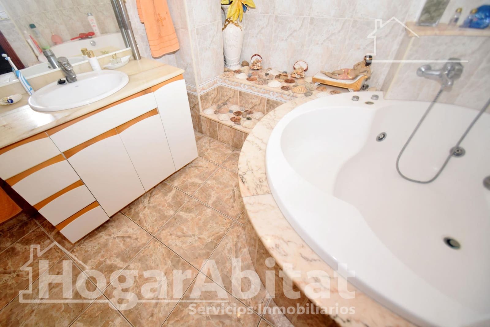 6 bedroom Townhouse for sale in Castello de la Plana - € 250,000 (Ref: 9401145)