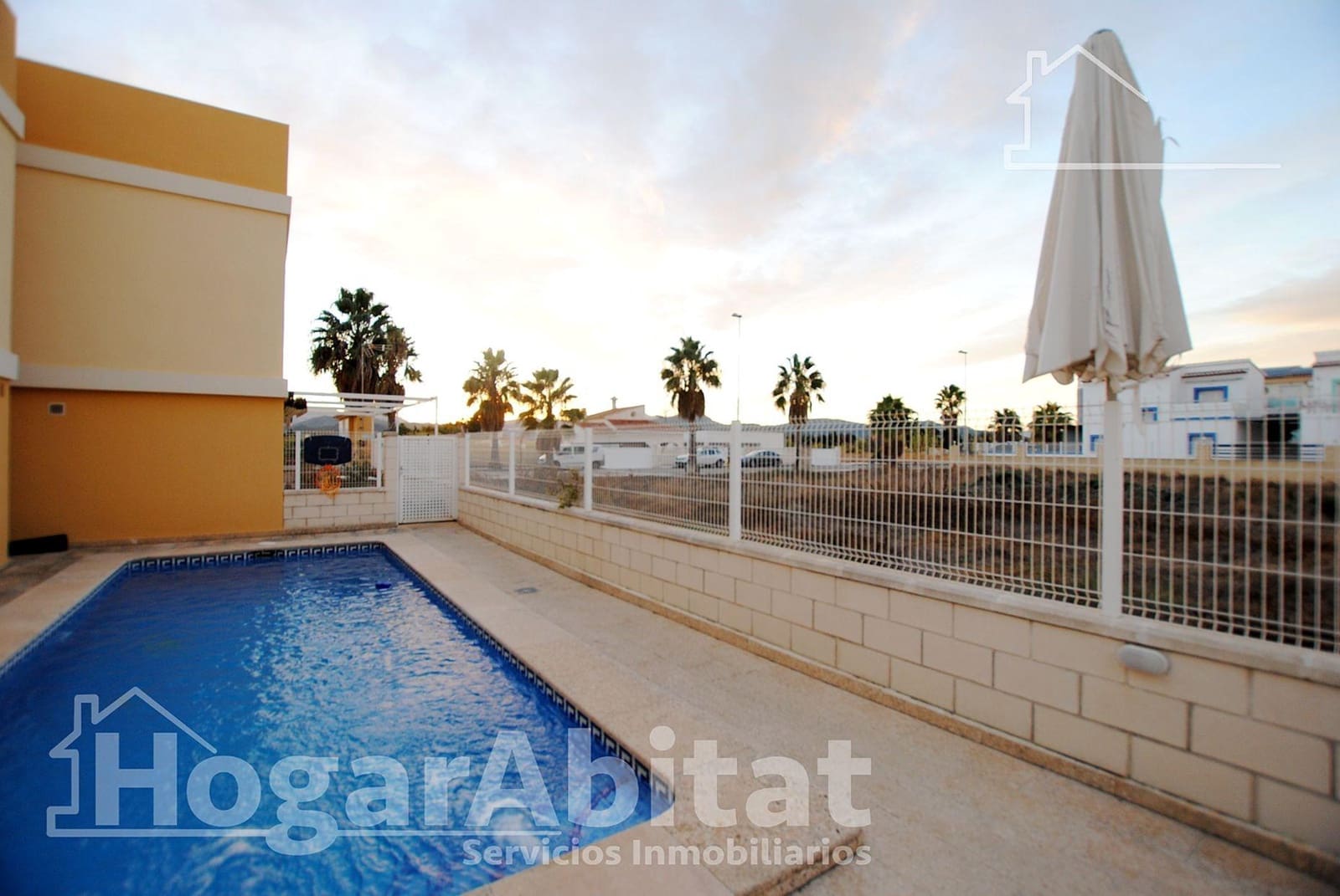 2 soverom Rekkehus til salgs i Oliva med svømmebasseng garasje - € 205 000 (Ref: 9403461)