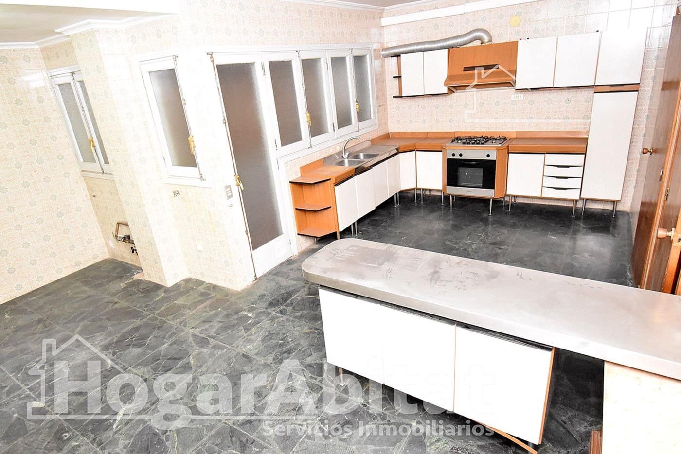 7 bedroom Flat for sale in Castello de la Plana - € 300,000 (Ref: 9416010)