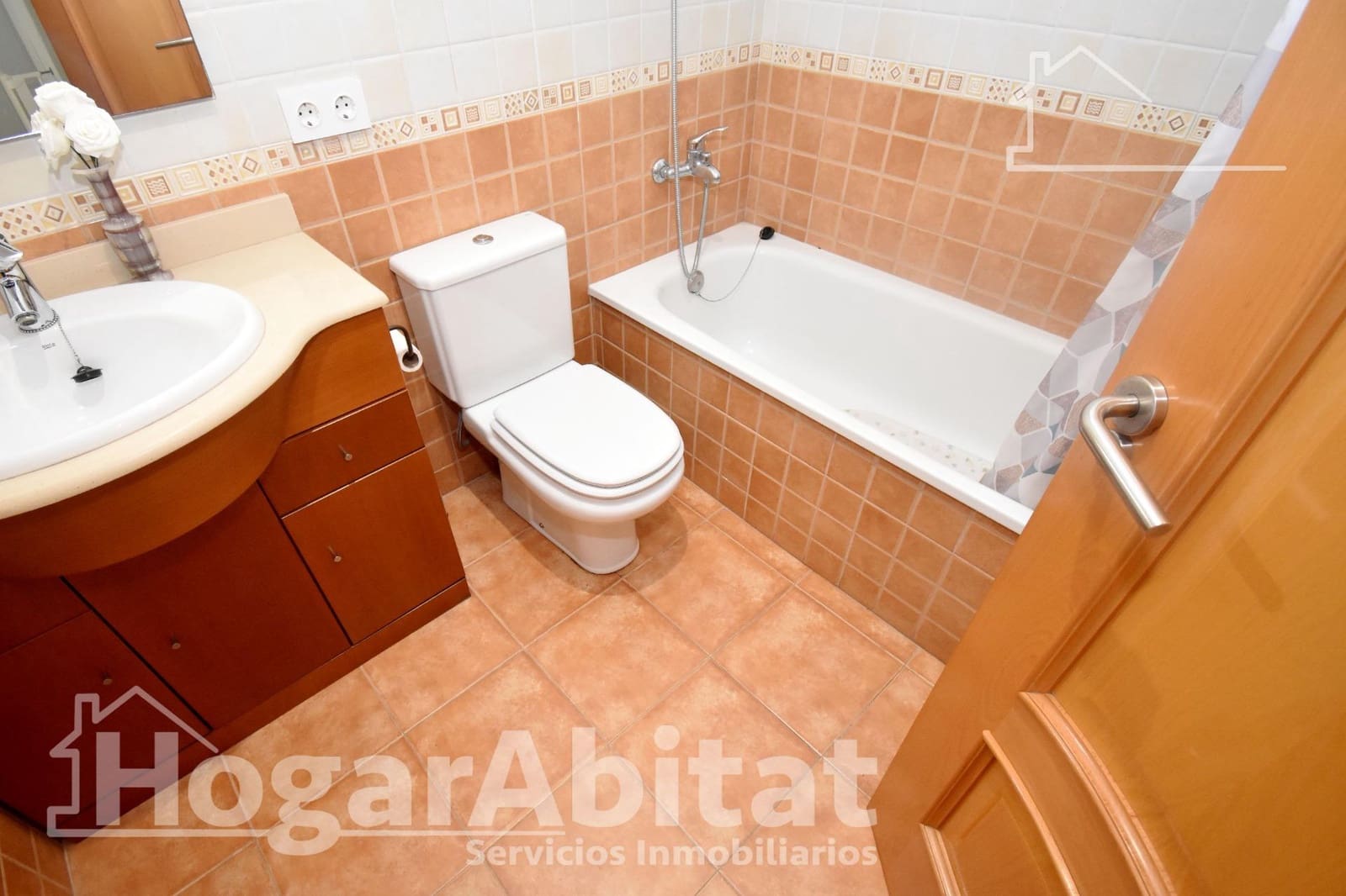 3 makuuhuone Rivitalo myytävänä paikassa Castello de la Plana mukana 
autotalli - 297 000 € (Ref: 9431105)