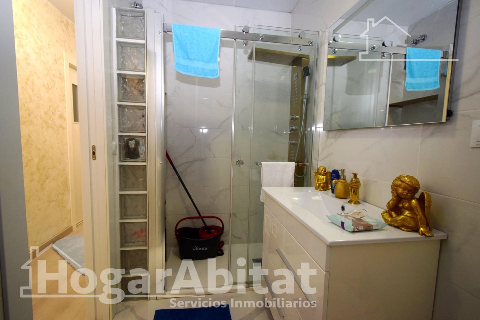 4 bedroom Flat for sale in Montserrat with garage - € 250,000 (Ref: 9449375)