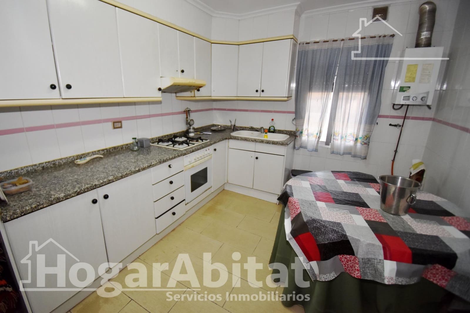4 bedroom Flat for sale in Castello de la Plana with garage - € 150,000 (Ref: 9456312)
